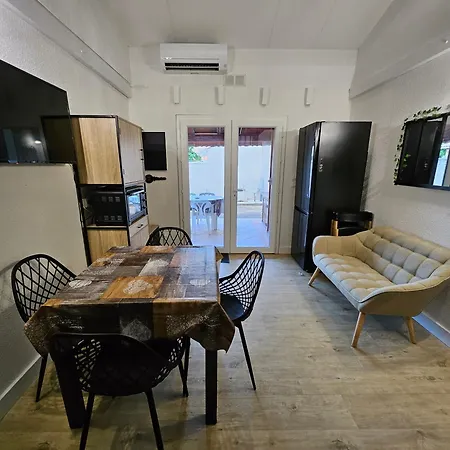 Jolie Maison De Renovee Toute Climatisee 6 Couchages, 2 Mezzanine 100m De La Le Village De La Lrvm88 *
